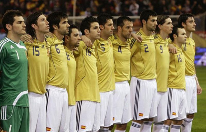  España jugará de amarillo contra Rusia. Un color maldito para los supersticiosos.