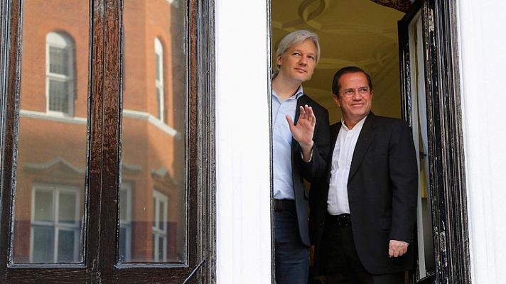 Telediario 1 - Assange, un año refugiado