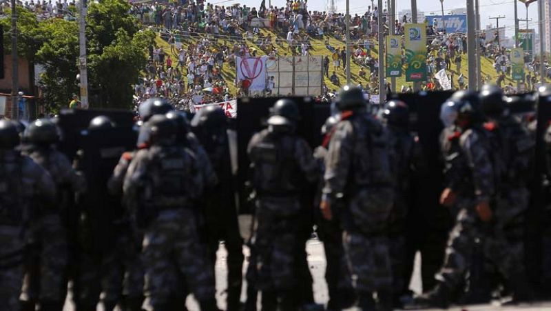 Siguen las protestas en Brasil y despliegan a policías de élite