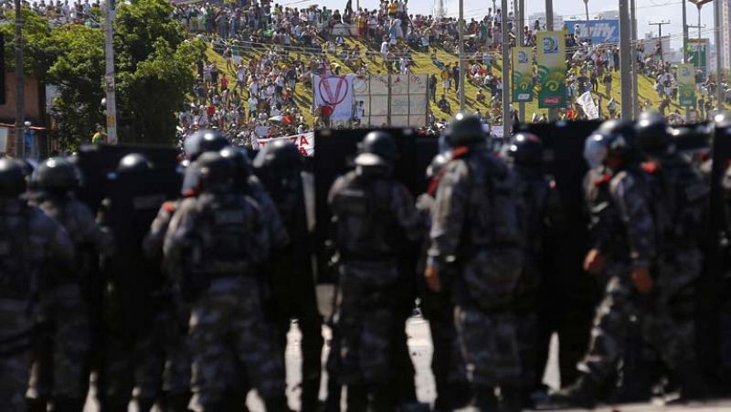 Siguen las protestas en Brasil y despliegan a policías de élite