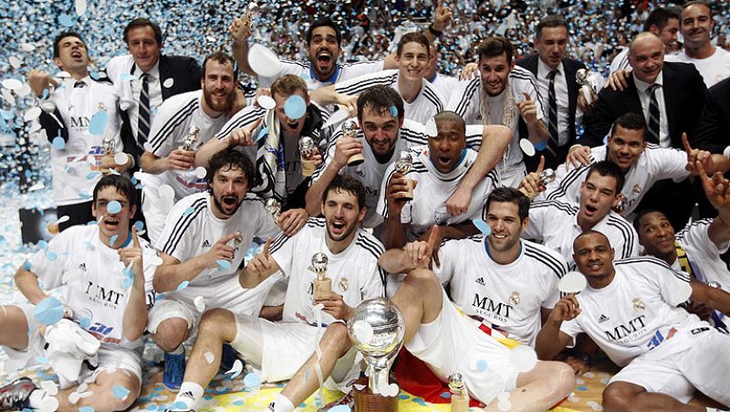 El Real Madrid recibe la copa que le acredita campeón de la Liga Endesa, tras derrotar en el quinto y definitivo partido de la final al Barcelona Regal por 79-71.