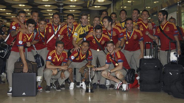 Informativo 24h - La sub-21 continúa las celebraciones en el aeropuerto de Madrid-Barajas