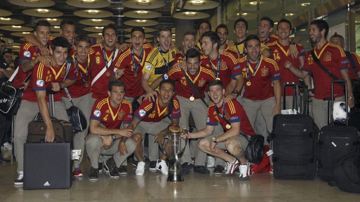 La sub-21 continúa las celebraciones en el aeropuerto de Madrid-Barajas