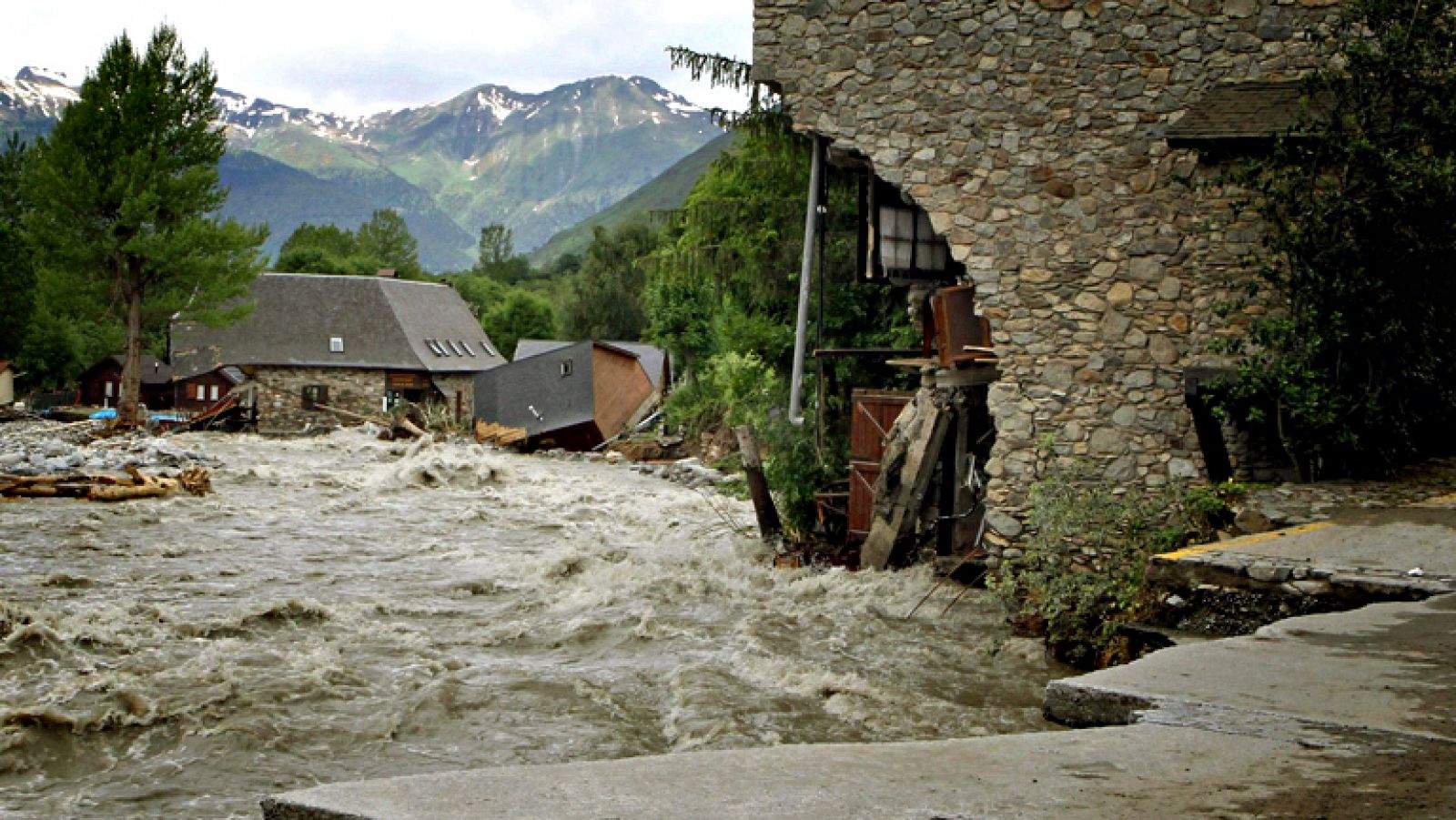 Telediario 1: Inundaciones en el Pirineo | RTVE Play