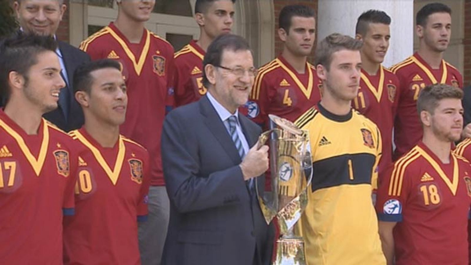 El presidente del Gobierno, Mariano Rajoy, ha recibido en el Palacio de la Moncloa a la selección española de fútbol sub-21, proclamada recientemente campeona de Europa en Israel. Rajoy ha felicitado a los campeones y les ha instado a perseverar para