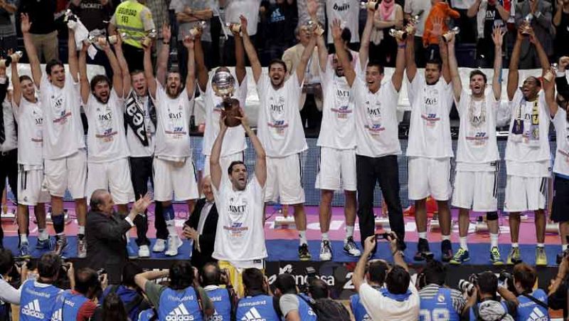 Seis años después de su último título liguero y 20 después de levantar el último título ante los suyos, el Real Madrid se proclamó campeón de la Liga Endesa al ganar por 79-71 al Barça Regal en el quinto partido de la final.