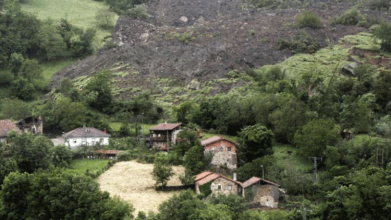 Sebrango y Los Llanos siguen desalojados en Cantabria por un desprendimiento de tierra