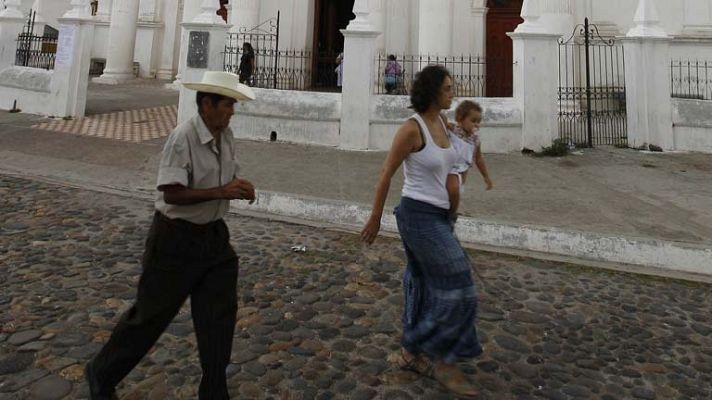 Telediario 1 - Niños robados en El Salvador