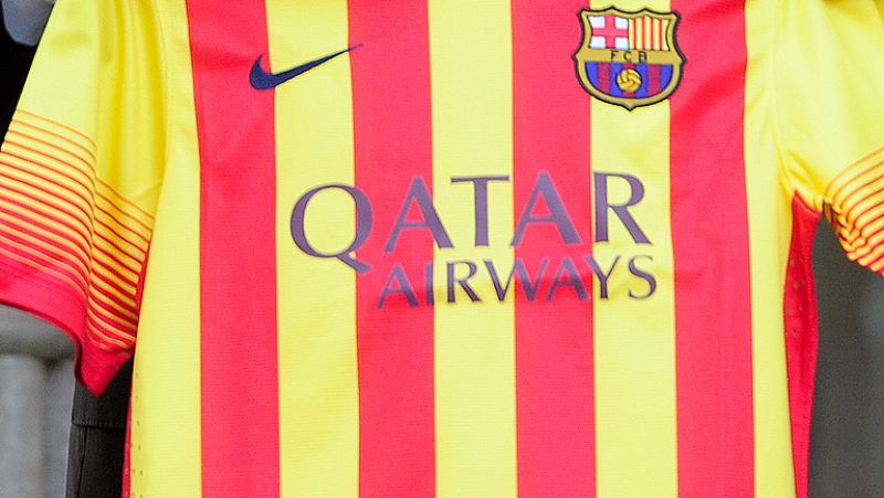 La camiseta 'senyera' que vestirá el Barça como segunda equipación la próxima temporada arrasa entre los aficionados culés. Puesta a la venta este miércoles, hubo largas colas en la entrada de la tienda oficial para conseguirla.