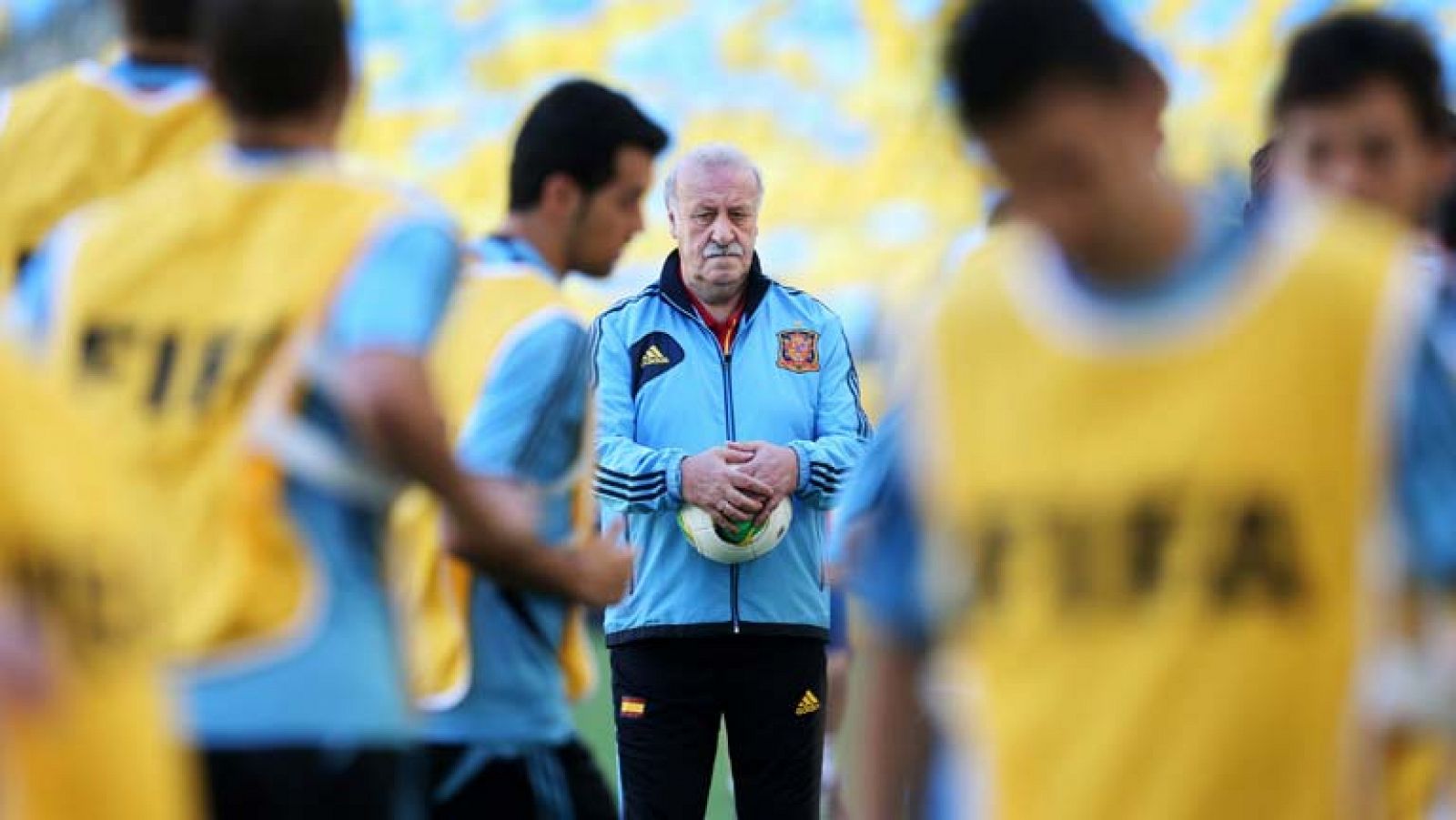 El centro de atención en Maracaná está en la portería. Del Bosque ya ha dicho que juega Reina y contra Nigeria, Valdés. El del Liverpool no debería tener mucho trabajo.  Tahití ocupa el puesto 125 en el ránking FIFA y sólo cuenta con un futbolista pr