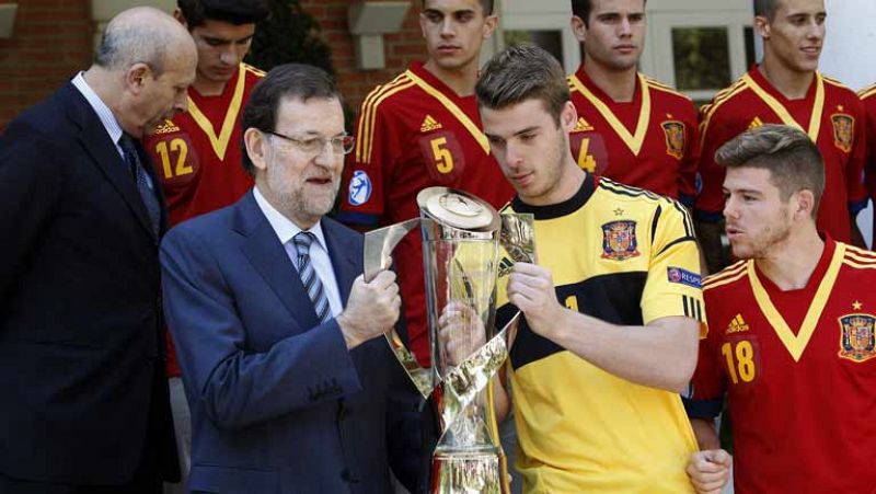 La selección española sub-21 ha estrenado el título de campeón de Europa con una visita al palacio de la Moncloa. Allí les esperaba el Presidente Rajoy, quien les ha felicitado por el trofeo conseguido en Israel y les ha instado ha seguir perseverand
