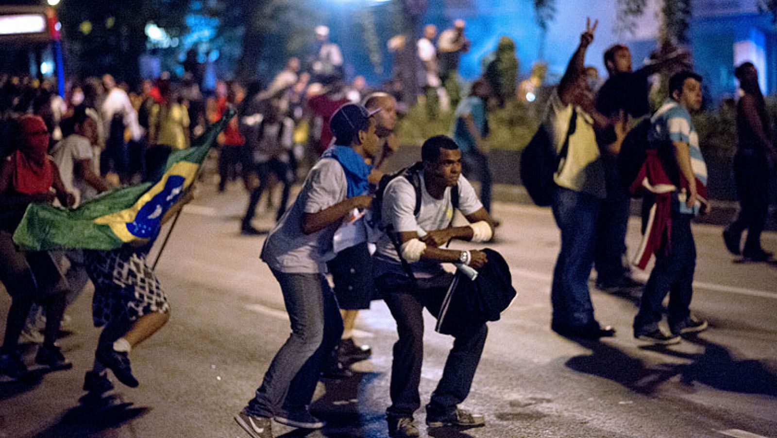Informativo 24h: Sao Paulo y Río de Janeiro ceden a la presión de los manifestantes y bajan el precio del transporte | RTVE Play