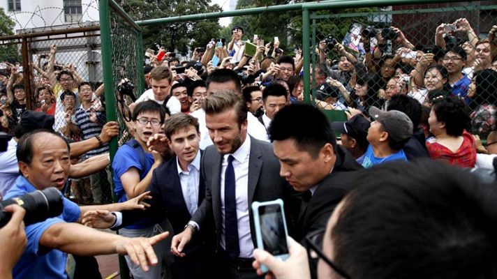 Telediario 1 - Beckham provoca una estampida de fans en China