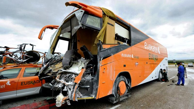 Uno de los masajistas del conjunto ciclista profesional Euskaltel ha resultado herido de consideración en un accidente de tráfico ocurrido hoy en la autovía 231, a la salida de Burgos, al colisionar el autobús del equipo que conducía con un camión.