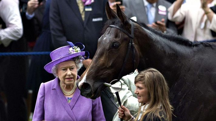 La reina Isabel II gana la prestigiosa carrera de caballos de Ascot
