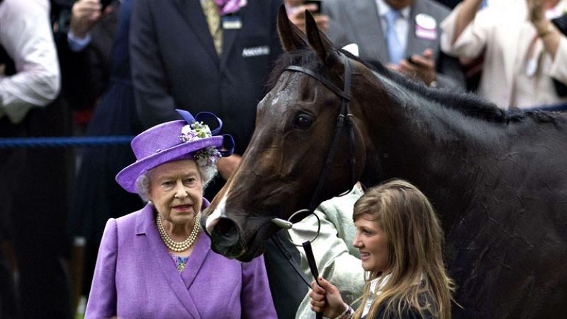 La reina Isabel II se mostró hoy exultante en el palco del hipódromo de Ascot (Reino Unido) cuando uno de sus caballos, la yegua purasangre Estimate, se coronó ganadora en la histórica carrera de la Gold Cup. Estimate es el primer caballo propiedad d