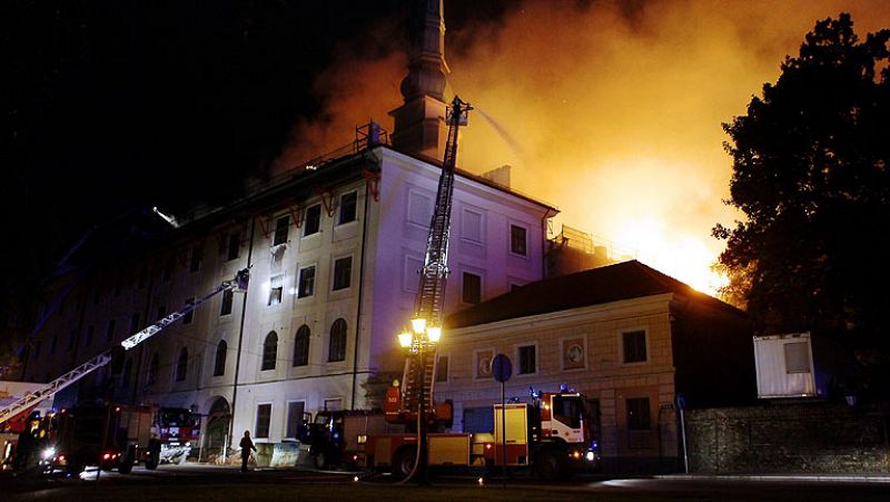 Incendio en El Castillo de Riga, edificio histórico y residencia oficial del presidente de Letonia