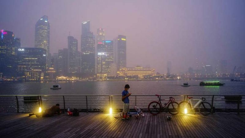 Singapur sigue cubierta por una gran nube de humo 