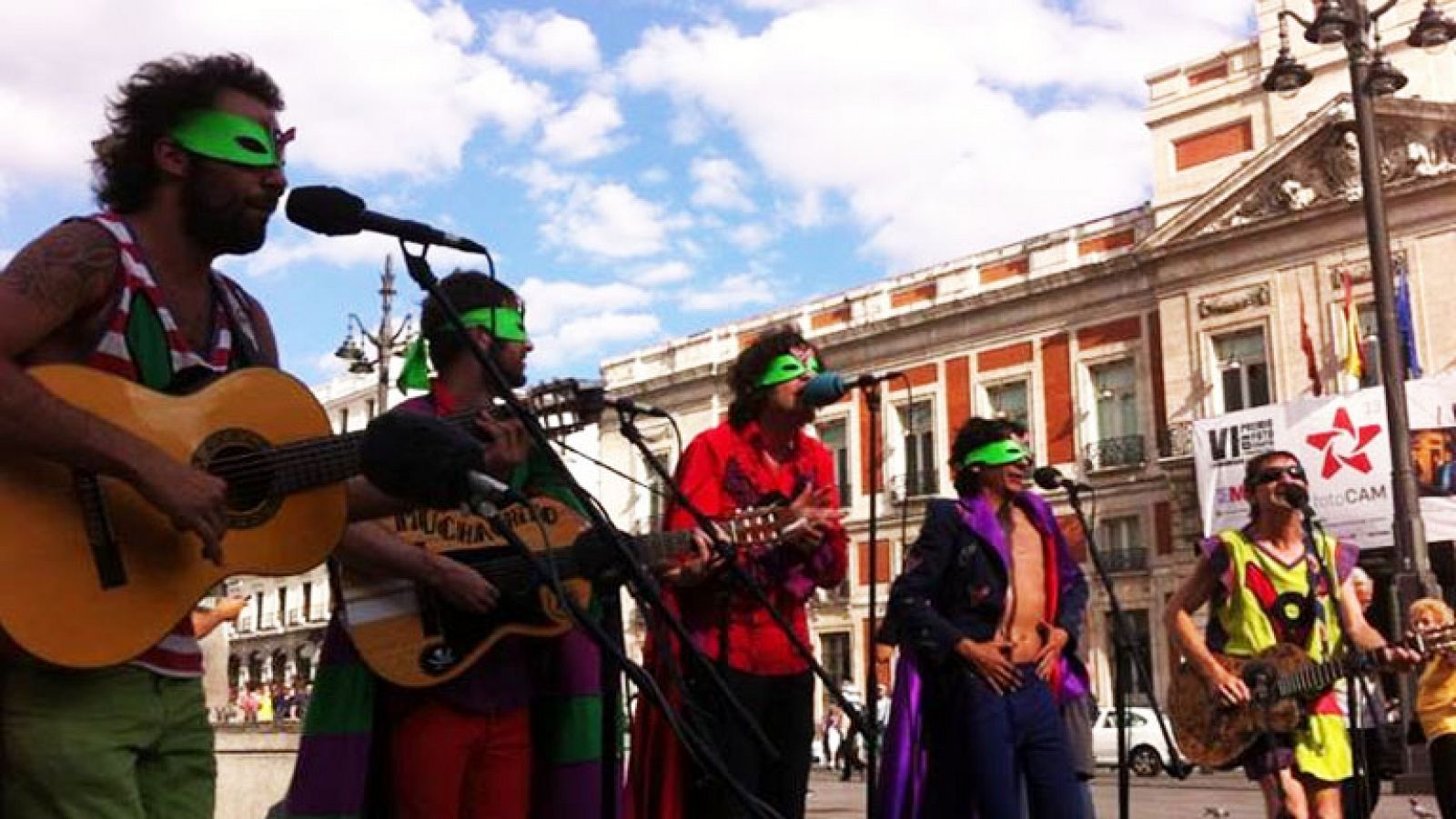 La Pandilla Voladora canta "Gitanos y morenos" - Ver ahora