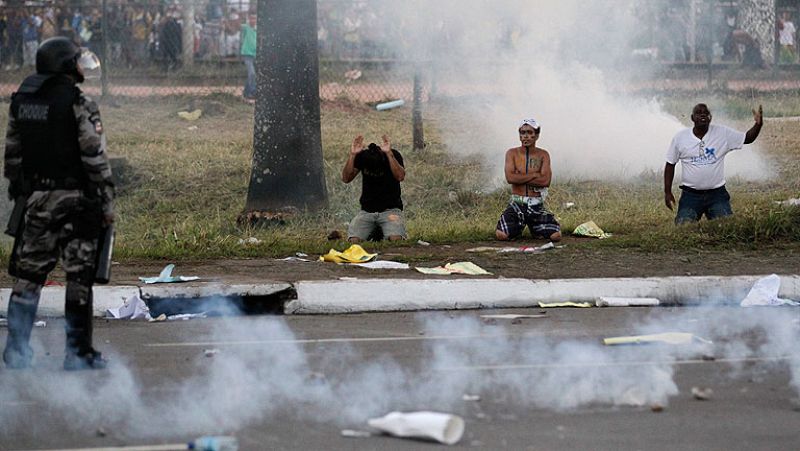 Una mujer barrendera que inhaló gas lacrimógeno lanzado por la policía en la ciudad de Belén murió hoy de un paro cardíaco y se convirtió en la segunda víctima mortal durante las protestas sociales en Brasil  
