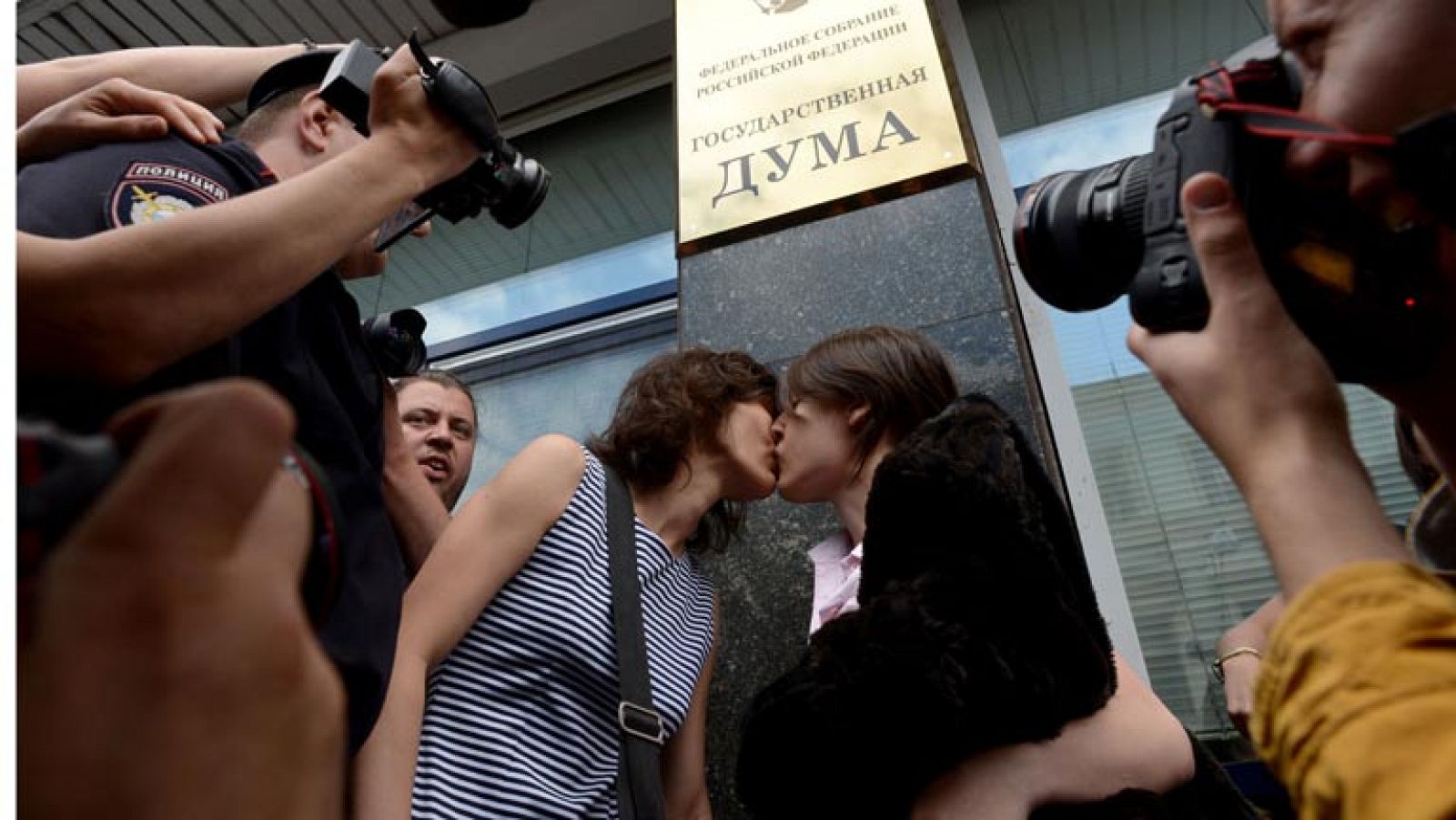 Telediario 1: Rusia prohíbe adopción homosexuales | RTVE Play