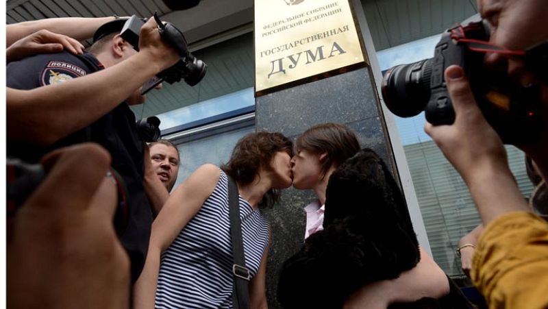  Rusia prohíbe las adopciones a parejas homosexuales extranjeras