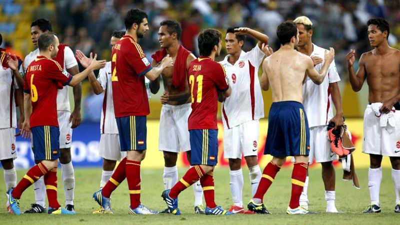 El partido de Tahití ante la selección española fue todo un acontecimiento para el equipo y para sus aficionados. Los españoles fueron muy duros ante su selección, afirma el presentador, pero la goleada pudo ser incluso mayor, hay antecedentes. La go