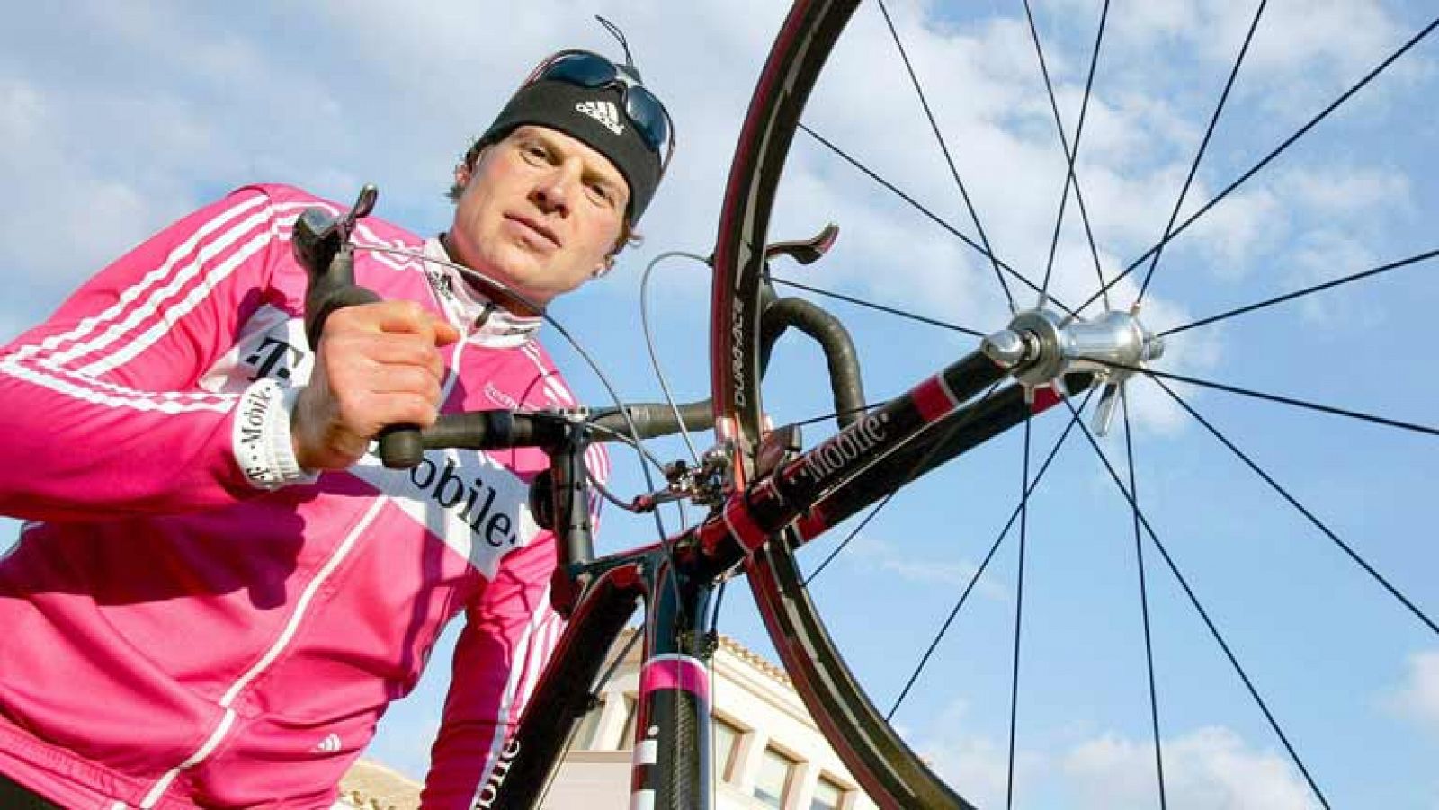 El exciclista alemán Jan Ullrich ha reconocido que se dopó y que lo hizo con la ayuda del médico español Eufemiano Fuentes. En unas declaraciones que publica el semanal alemán FOCUS, el ganador del Tour de Francia en 1997 afirma que no tomó nada que 