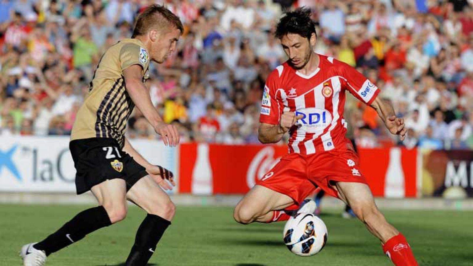 El Almería en principio es el que tiene todas las papeletas. El gol de Charles en la ida puede ser clave. Tambien fue decisiva la parada que hizo Esteban y que pudo ser el empate del Girona. El desenlace del ascenso se decidirá en el Estadio de los J