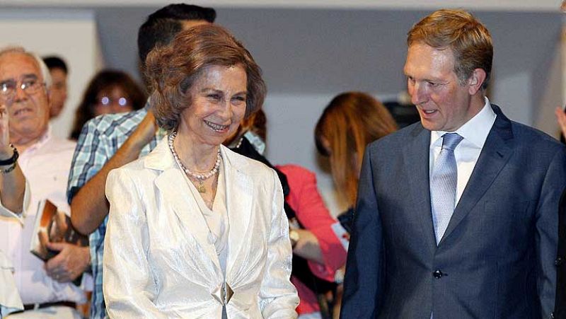 La reina, recibida con aplausos y pitos en el Auditorio Nacional