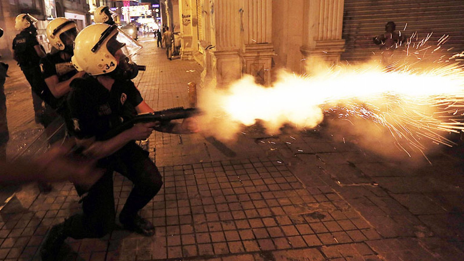 Informativo 24h: La Policía carga contra los manifestantes tras el desalojo de la plaza Taksim de Estambul | RTVE Play