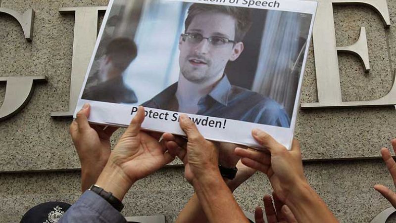 Snowden deja Hong Kong rumbo a Moscú