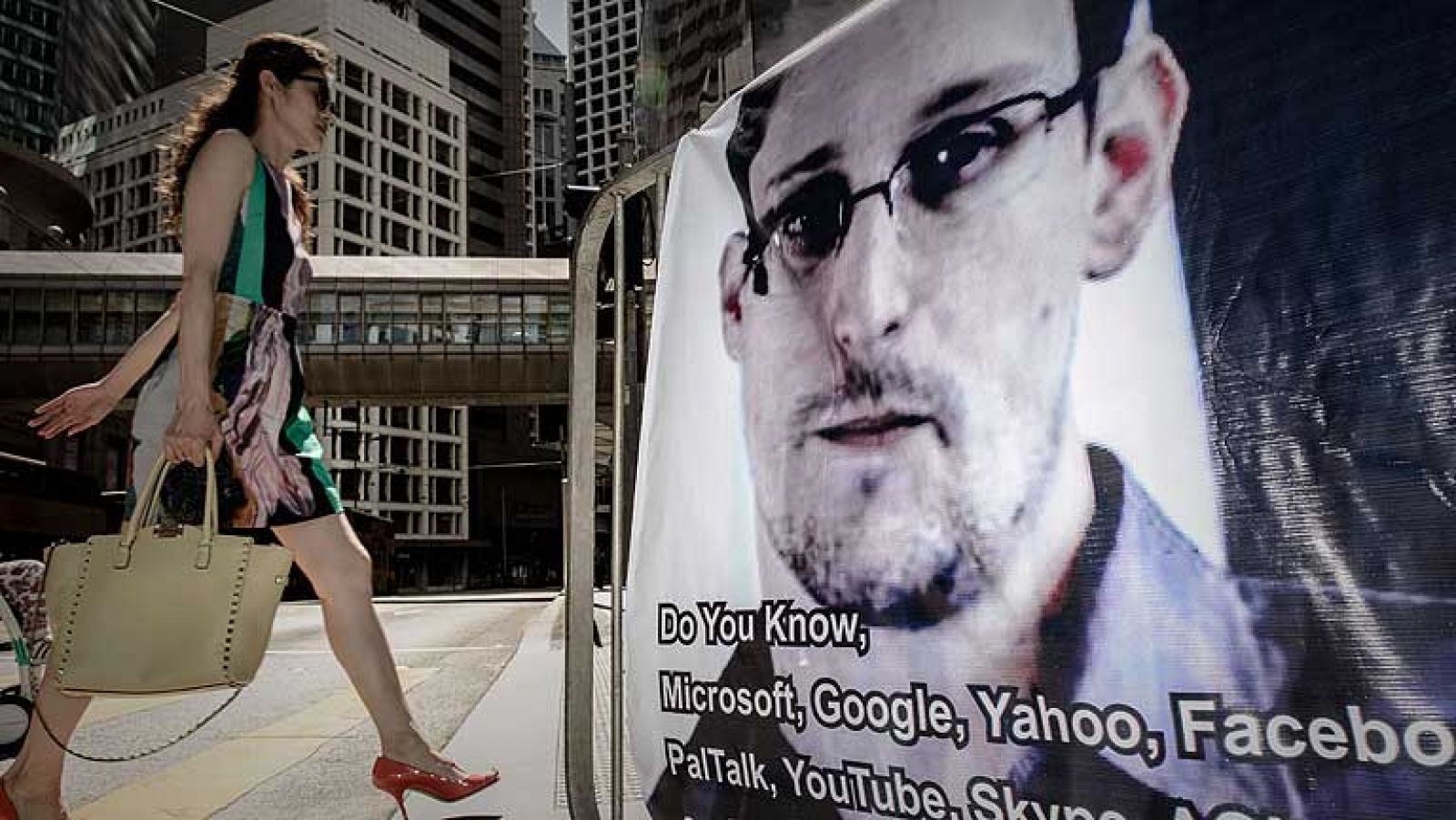 Snowden sorprende abandonando Hong Kong en un vuelo comercial con rumbo a  Moscú