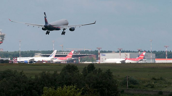 El avión de Snowden aterriza en el aeropuerto de Moscú