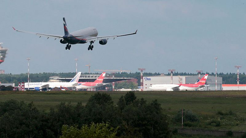 El avión de Snowden aterriza en el aeropuerto de Moscú