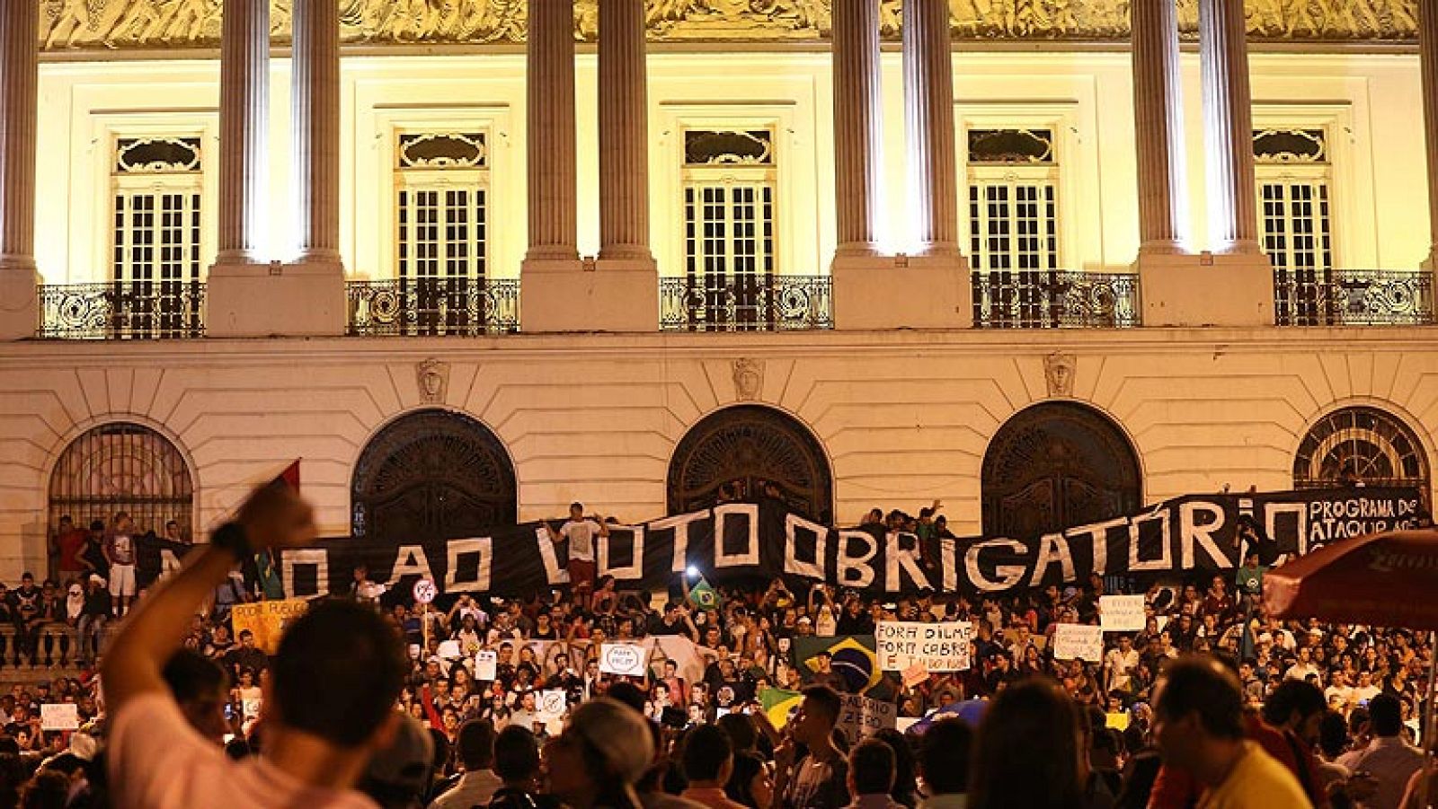 Rousseff propone un "proceso constituyente" para atender las demandas de reforma política