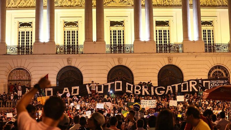 Rousseff propone un "proceso constituyente" para atender las demandas de reforma política