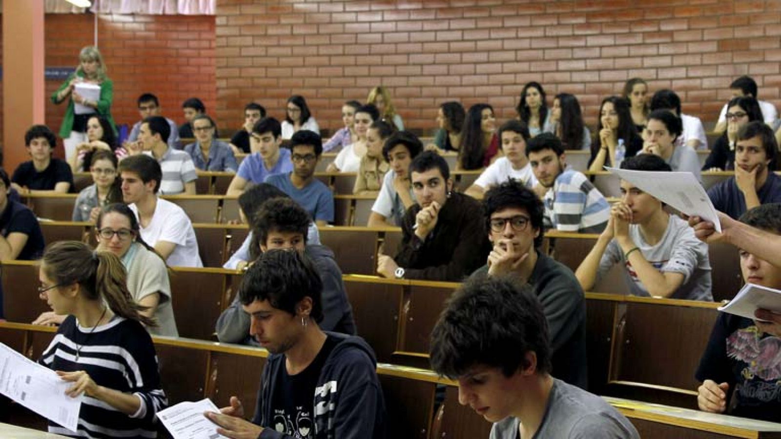 Wert "reconsidera" la exigencia del 6,5 para optar a una beca