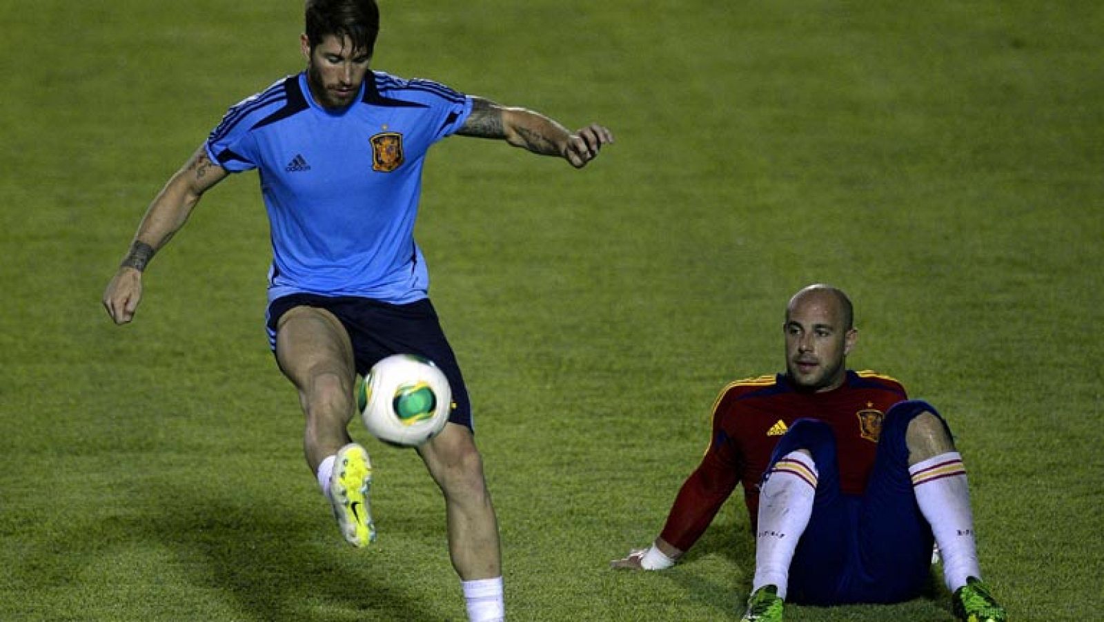 La selección española ya piensa en Italia... Y hay muchos comentarios desde fuera sobre una posible bacanal de algunos jugadores en Recife, después del partido contra Uruguay. La Federación Española ha emitido un comunicado oficial negando la veracid