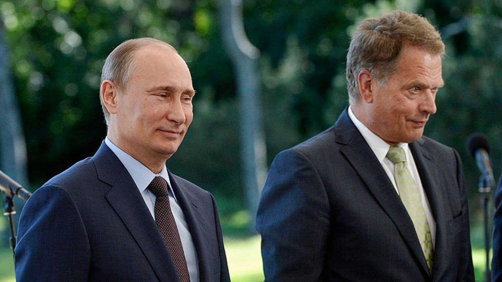  El presidente de Rusia, Vladímir Putin, ha reconocido que el extécnico de la CIA Edward Snowden está en la terminal de tránsito del aeropuerto moscovita de Sheremétyevo. El líder del Kremlin ha asegurado que la llegada del fugitivo fue una sorpresa para Rusia, pero recalcó que cualquier acusación de Estados Unidos sobre la cooperación de Rusia con Snowden es un disparate.