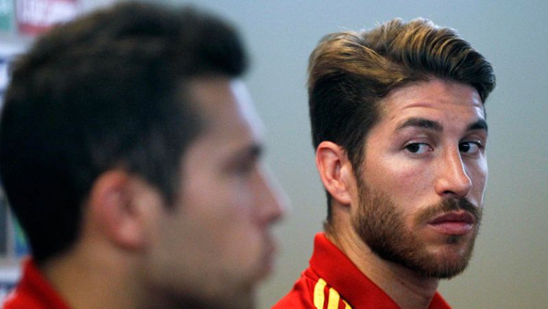 El defensa de la selección española Sergio Ramos ha asegurado que la noticia divulgada por el medio Globoesporte.com, en la que asegura que hubo "cerveza, caipirinha y strip-póker" en el hotel de la selección española "es falsa" y que "juega con la r