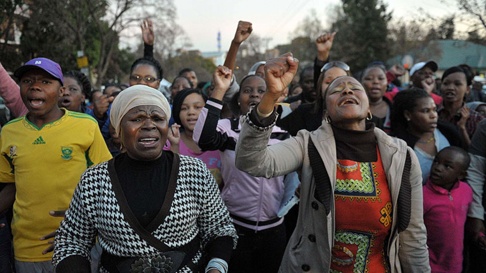 Telediario 1: Mandela sigue en estado crítico y su familia se reúne para abordar situación | RTVE Play