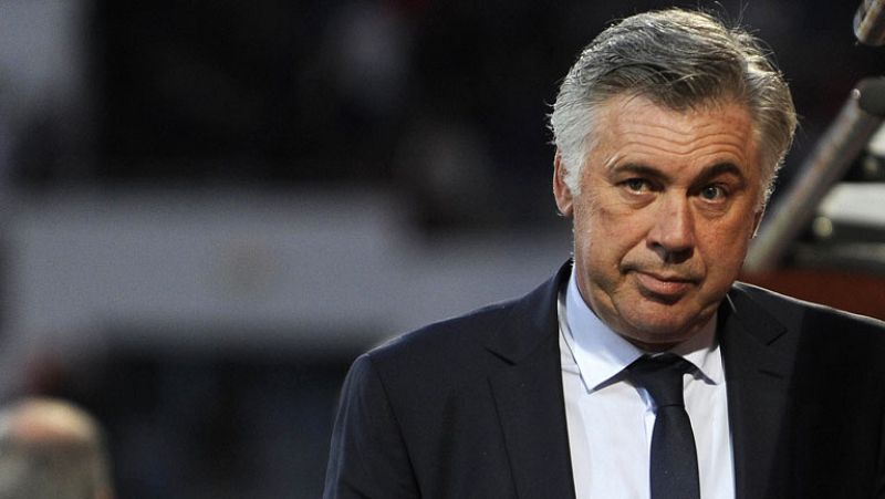 Jugadores y aficionados celebran la llegada de Ancelotti