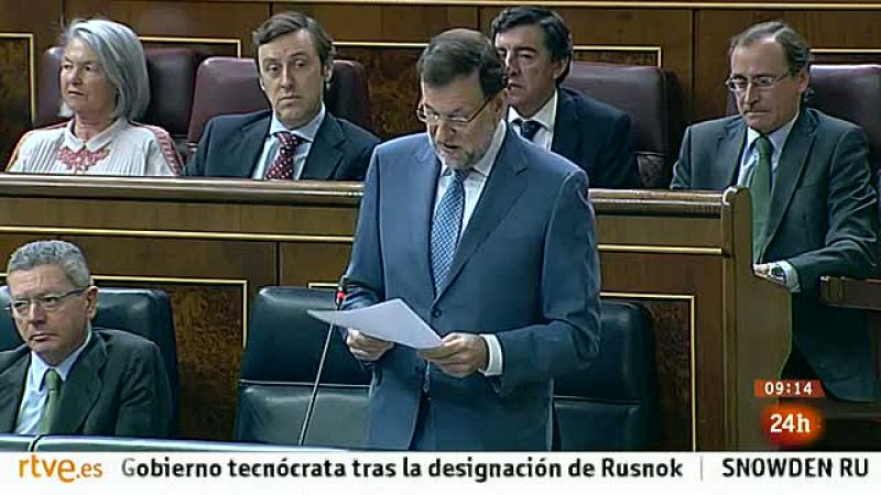 Rajoy y Soraya Rodríguez se enzarzan en el Congreso sobre los recortes 