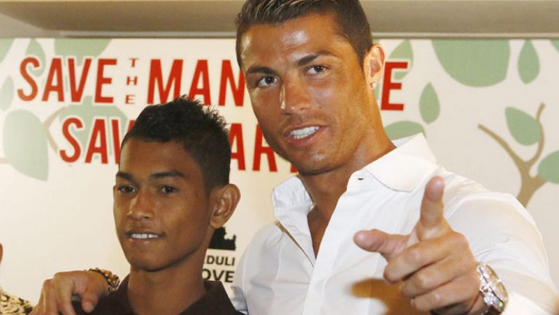 Cristiano Ronaldo está en Bali, donde colabora en la defensa y conservación de los manglares. Ahí le vemos en el acto simbólico de ragar un mangle. Cristiano está vinculado con esta isla indonesia desde que supo que un niño que llevaba su camiseta so