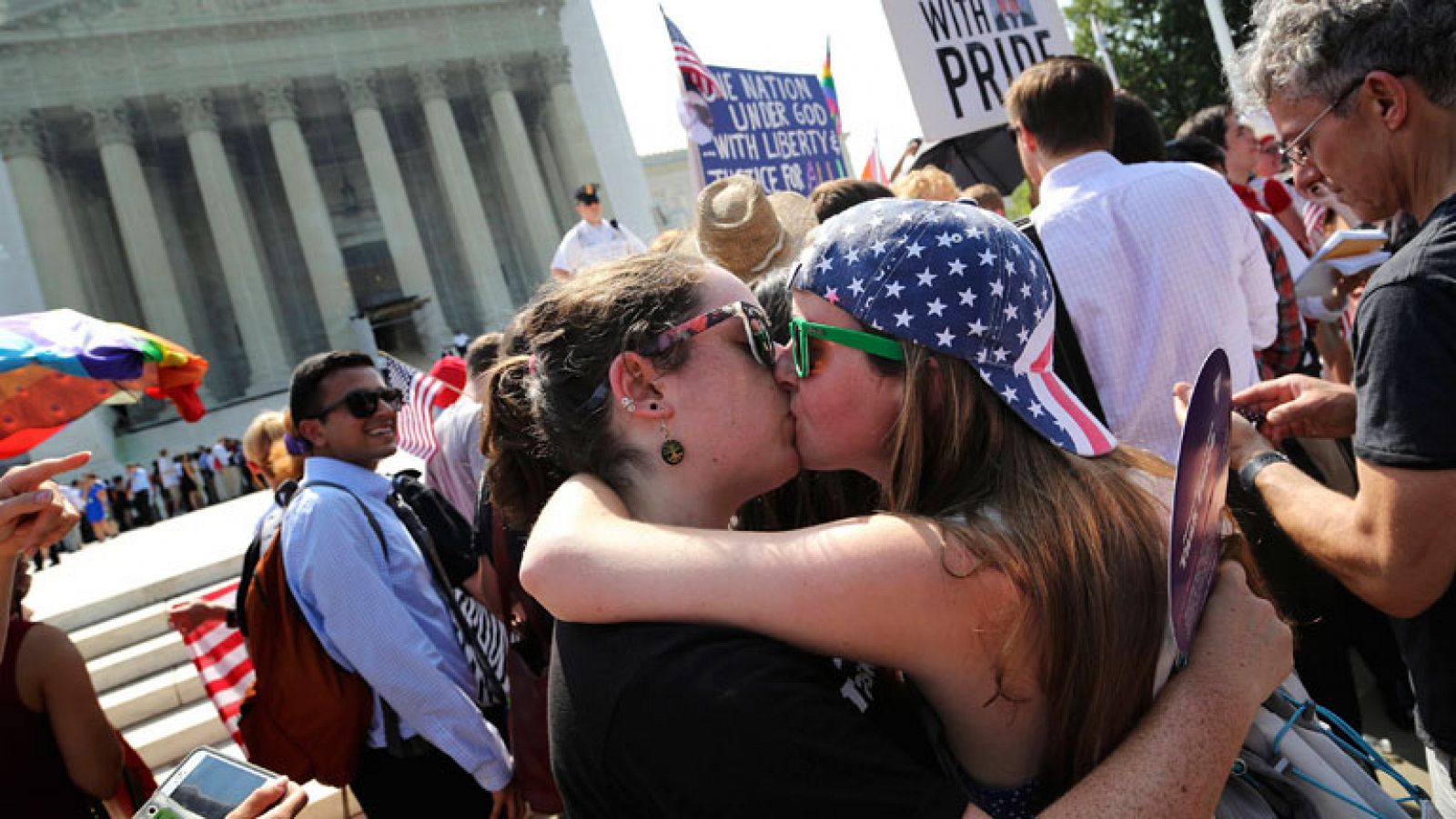 Informativo 24h:  El Supremo de EE.UU. declara inconstitucional la ley que no reconoce el matrimonio homosexual | RTVE Play