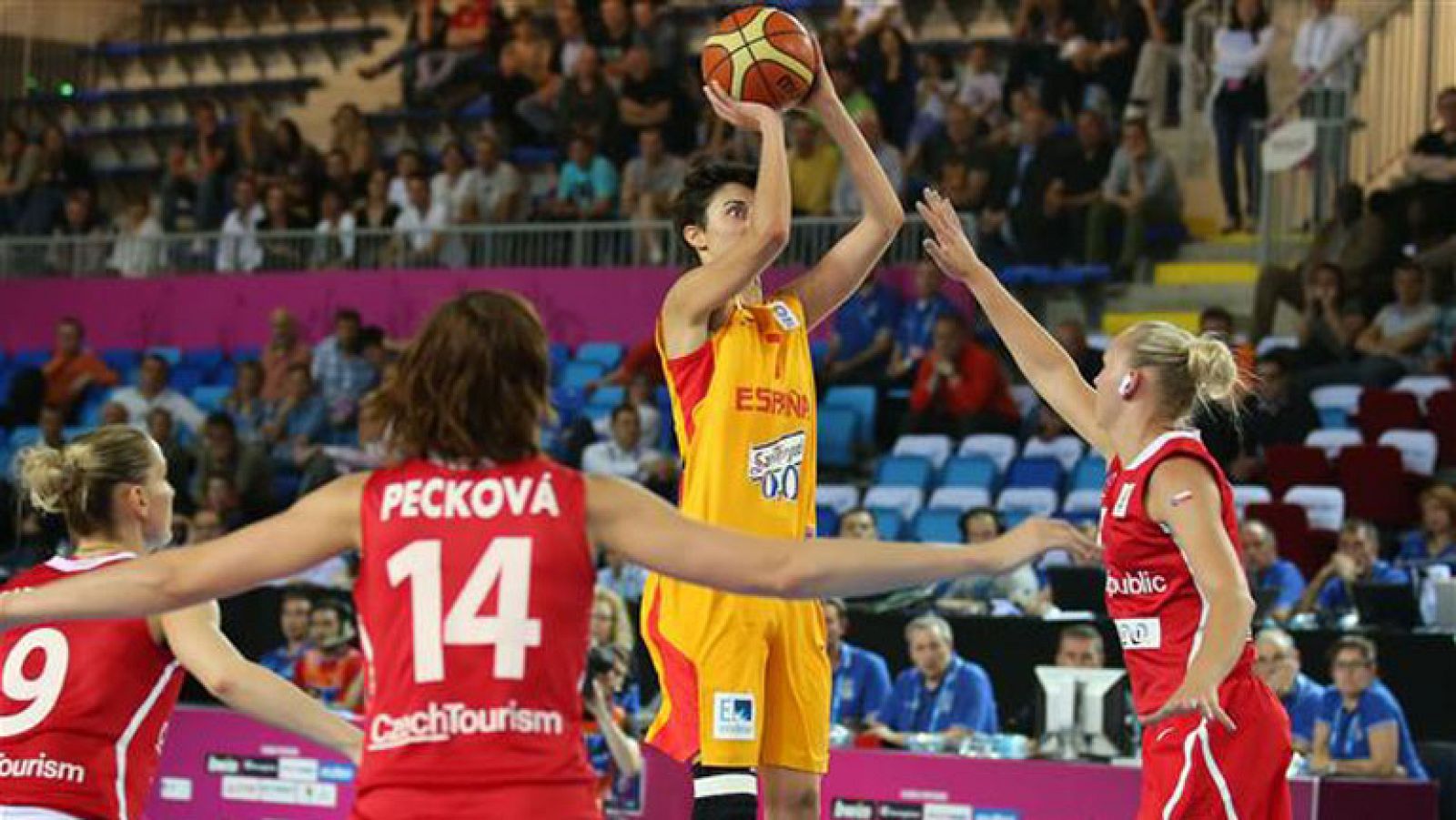 Telediario 1: La selección femenina de baloncesto sigue intratable en el Eurobasket de Francia | RTVE Play