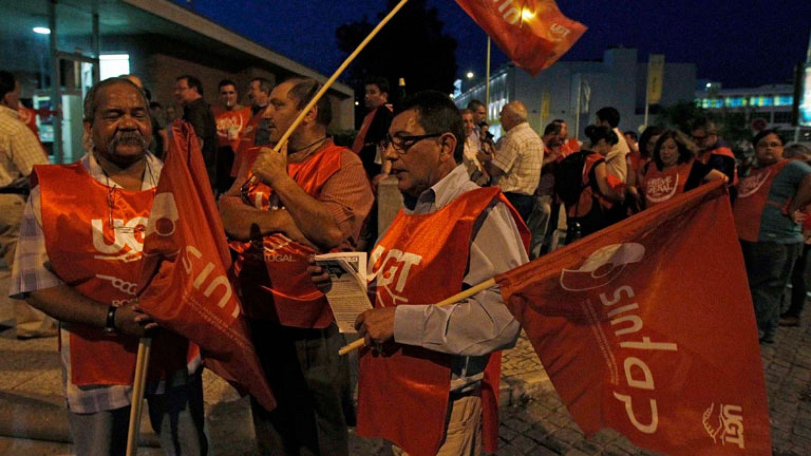 Telediario 1: Portugal vive su cuarta huelga general contra los recortes impuestos por el rescate europeo | RTVE Play