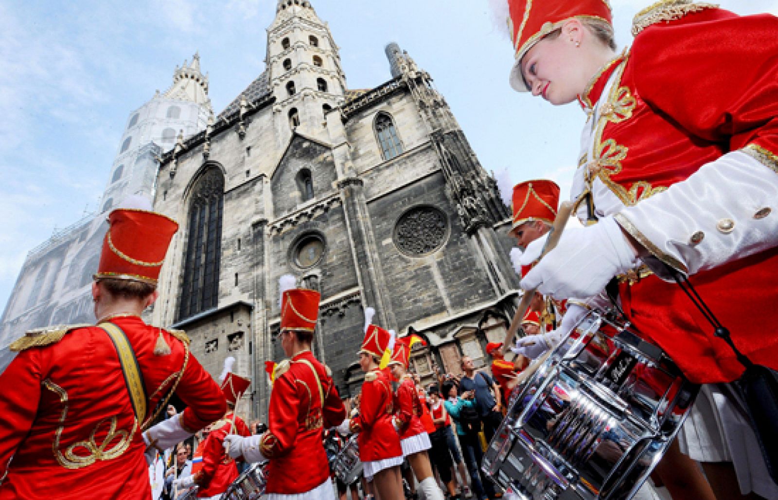 Las aficiones rusa y española toman las calles de Viena