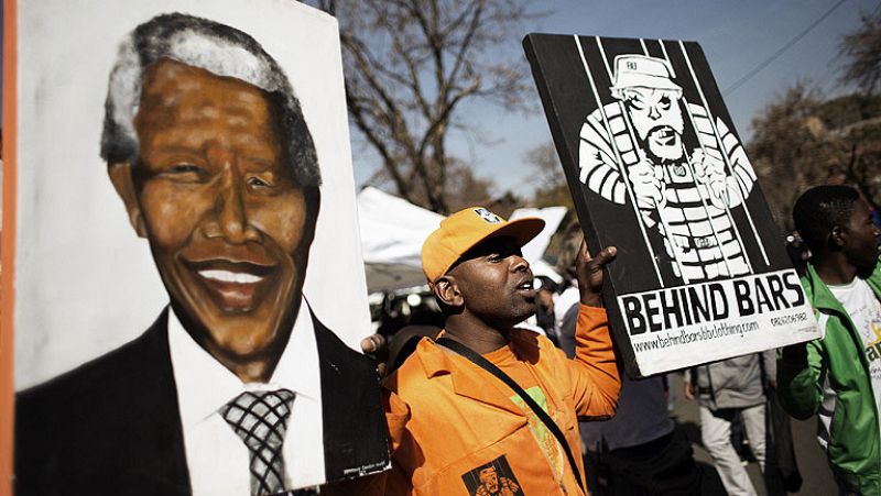 Los ciudadanos rinden un continuo homenaje a Nelson Mandela 